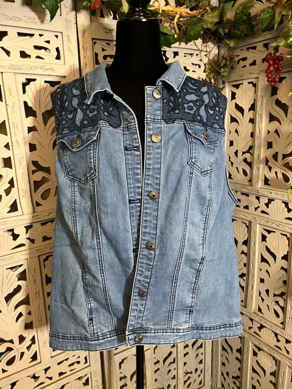 AVENUE DENIM CLASSIC VINTAGE LIGHT BLUE WASH WITH DECO LACE VEST